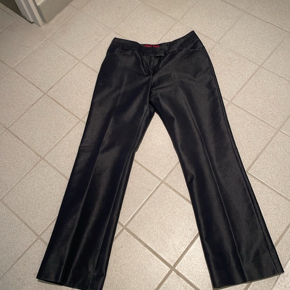 Chic navy pant with sheen. - Picture 8 of 9